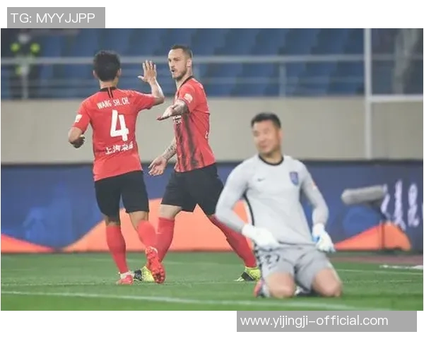 中超赛场惊现冷门曼联3-0战胜AC米兰帽子戏法引发全场狂欢