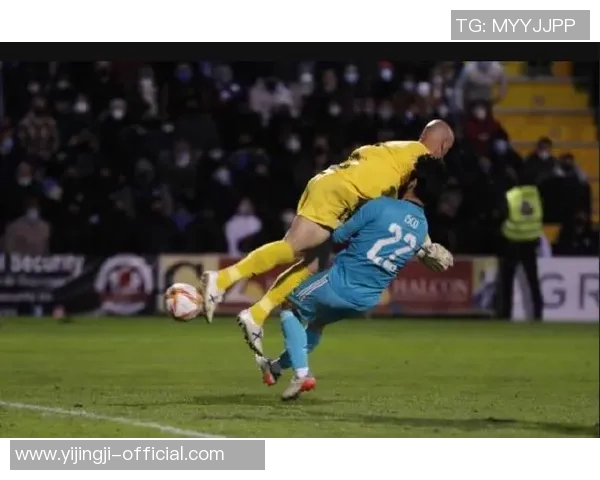 国王杯激战波尔图与里昂平局乌龙球瞬间引发全场热烈反响 国王杯激战波尔图与里昂平局乌龙球瞬间引发全场热烈反响